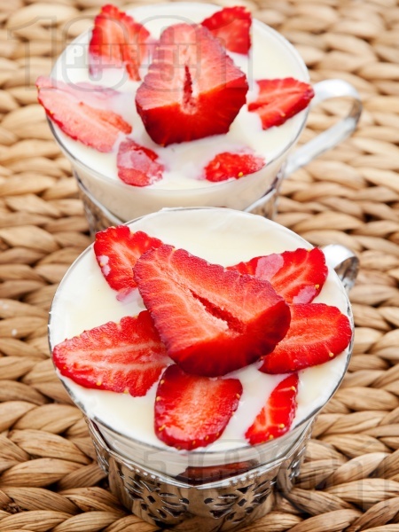 Студен бърз и лесен домашен крем десерт със заквасена сметана, ягоди и крема сирене (Филаделфия) в чаши - снимка на рецептата